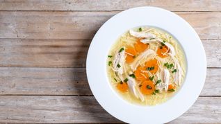Un cuenco humeante de sopa de cabutia asada, símbolo del invierno porteño y la cocina casera que abraza el alma.