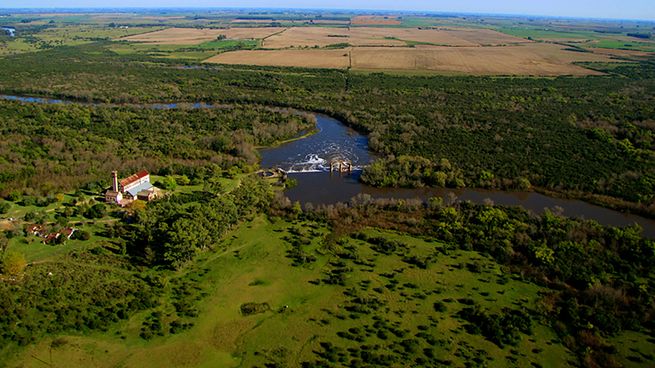 Pese a la denuncia pública de Yamandú Orsi, el Ministerio de Ambiente no pudo constatar cambios en el curso del agua del río Santa Lucía.