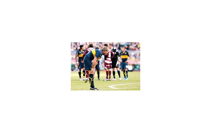 ámbito.com | Martín Palermo se toca la rodilla y se da cuenta de que tiene roto el ligamento (tardó 6 meses en volver).
