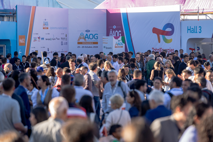 Momento de la masiva evacuación de los Hall 1, 2 y 3 de la AOG, cuando se inició un principio de incendio que no pasó a mayores. La reacción del personal especializado fue inmediata. El incidente los puso a prueba, y lo superaron sin problemas. Momento de la masiva evacuación de los Hall 1, 2 y 3 de la AOG, cuando se inició un principio de incendio que no pasó a mayores. La reacción del personal especializado fue inmediata. El incidente los puso a prueba, y lo superaron sin problemas.