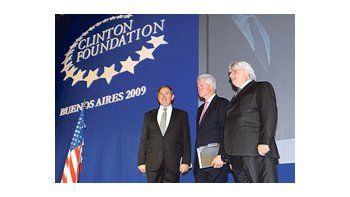 ámbito.com | Gerardo y Adrián Werthein flanquean al ex presidente Bill Clinton antes de que éste comience a hablar frente a más de 1.000 invitados. Previamente había almorzado con 20 empresarios, a quienes les dijo que de la crisis se sale con «inversiones productivas