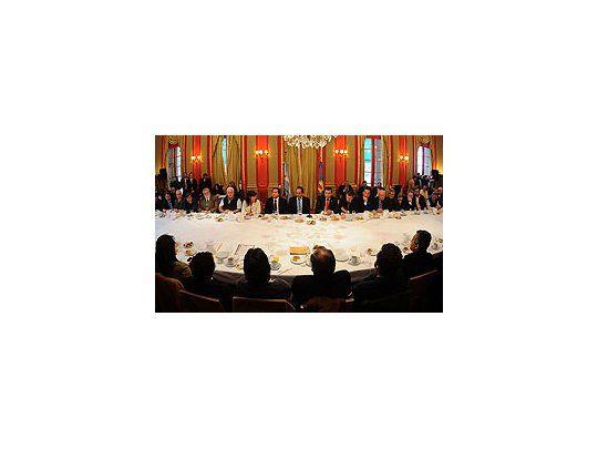 Scioli entregó ayuda a productores durante un acto en La Plata.