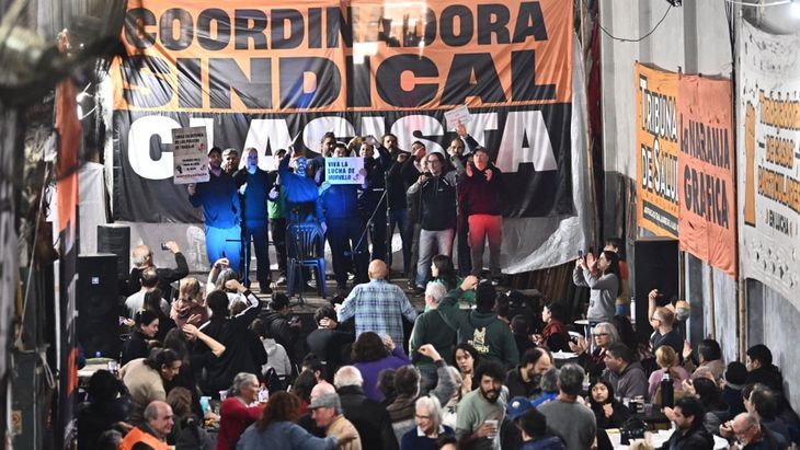 El Frente de Izquierda presentó su alianza en un encuentro junto a la militancia en el que compartieron un locro para 700 personas de la Coordinadora Sindical Clasista del Partido Obrero realizado en Pompeya este 9 de julio.