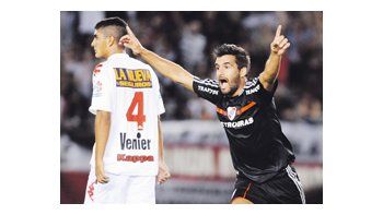 Paulo Ferrari levanta los brazos para festejar, mientras Facundo Quiroga se lamenta. River ganó tres puntos fundamentales y mantiene la valla invicta.