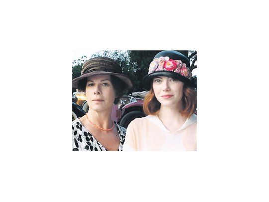 Marcia Gay Harden y Emma Stone en “Magia a la luz de la luna”, el nuevo film de Allen ambientado en los años 20 y que tendrá su primera proyección mundial en el Festival de Cannes.