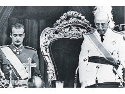 Juan Carlos de Borbón junto al dictador Francisco Franco, en una foto del 22 de julio de 1969. El “caudillo” lo nombró su sucesor, pero éste aceleró la transición democrática al acceder a la jefatura del Estado español.