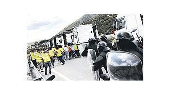 Policías españoles disuelven un piquete de camioneros en una ruta cercana a Granada. Lahuelga de transportistas por la suba de petróleo se refleja ya en graves faltantes de alimentos y combustibles.