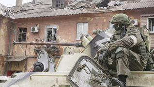 DESTRUCCIÓN. Un soldado ruso descansa sobre un tanque en Mariúpol. La otrora ciudad de 500 mil habitantes está prácticamente demolida luego de 40 días de combates.