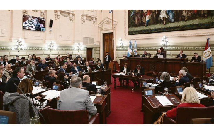 ámbito.com | Final. El proyecto de Reforma Constitucional volverá ahora a comisiones, donde tiene un futuro incierto. No habilitaron el debate desde bloques PJ, Cambiemos y exaliados ligados a Rubén Giustiniani.