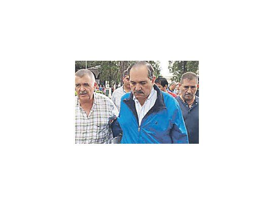 Visiblemente malhumorado por la embestida, Alperovich se aleja de la zona acompañado por sus colaboradores.