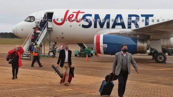 Los viajeros tras el arribo del vuelo a Posadas.&nbsp;