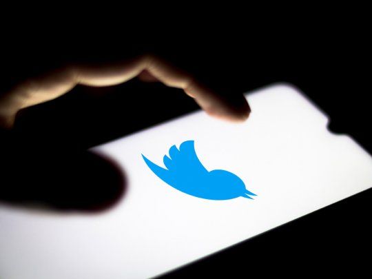 Twitter remueve ejecutivos y congela contrataciones ante la compra de Elon Musk.