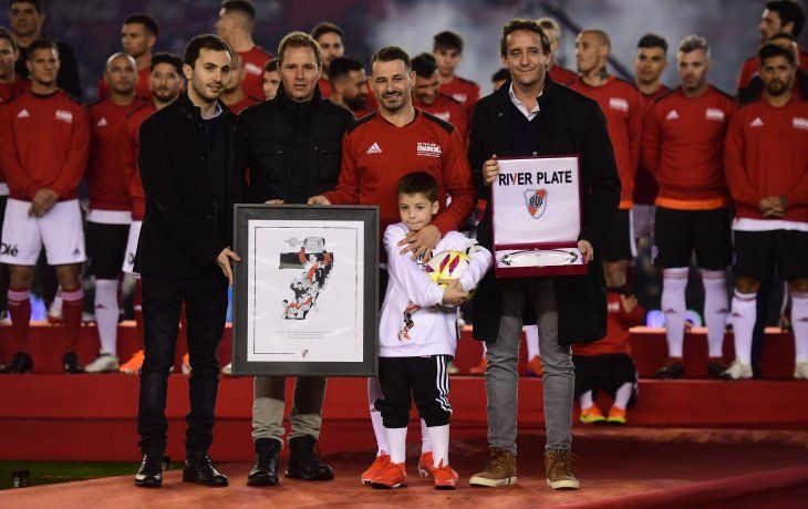 Mora recibió plaquetas de parte de los dirigentes.