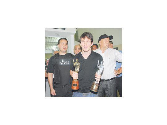 Lionel Messi está muy feliz con el Olimpia de Oro, uno de los premios que faltaban en su nutrida vitrina y que representa el reconocimiento del periodismo argentino.