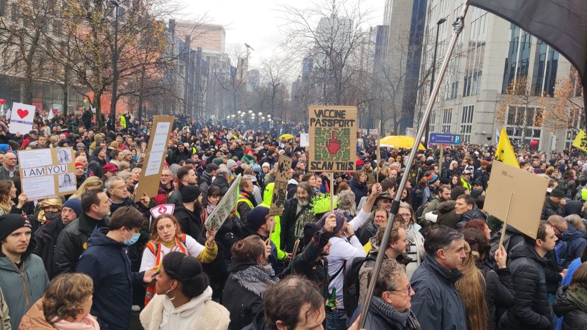 Anti-vaccine protests in Europe against quarantines culminate in repression and tension grows