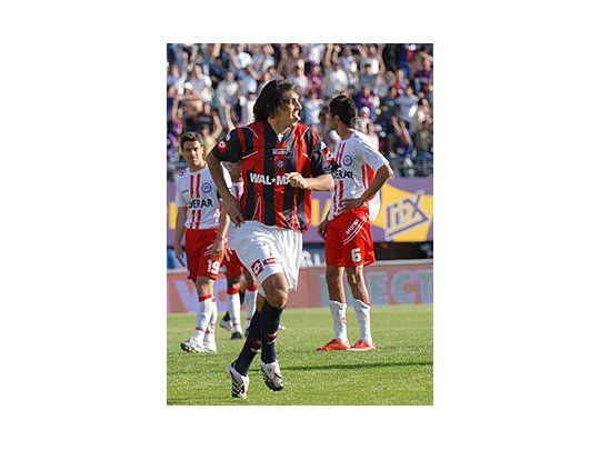Silvera festeja el primer gol de San Lorenzo y el séptimo suyo en el campeonato.