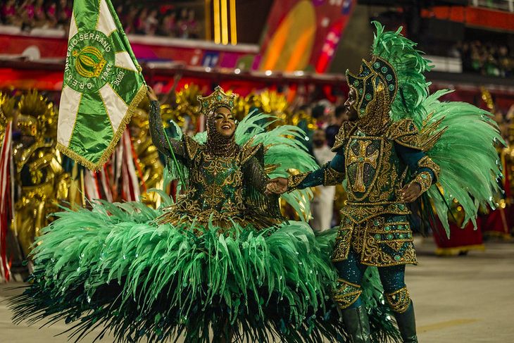 Las comparsas toman el centro del escenario en cada carnaval, gracias a sus vestimentas exóticas, brillos y bailes a ritmo de la Samba. Las comparsas toman el centro del escenario en cada carnaval, gracias a sus vestimentas exóticas, brillos y bailes a ritmo de la Samba.