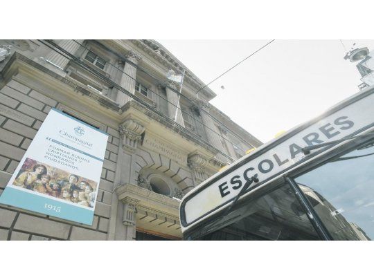 Frente. Ayer en el colegio se dictaron clases normalmente. Los padres prefirieron no referirse al tema al ser consultados en la puerta.