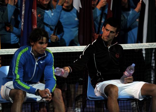El descanso de los guerreros. Nadal y Djokovic esperan, sentados, su turno para subir al podio.