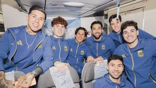 La delegación argentina llegó a Estados Unidos para afrontar la última etapa de preparación antes del Mundial 2026. La delegación argentina llegó a Estados Unidos para afrontar la última etapa de preparación antes del Mundial 2026.