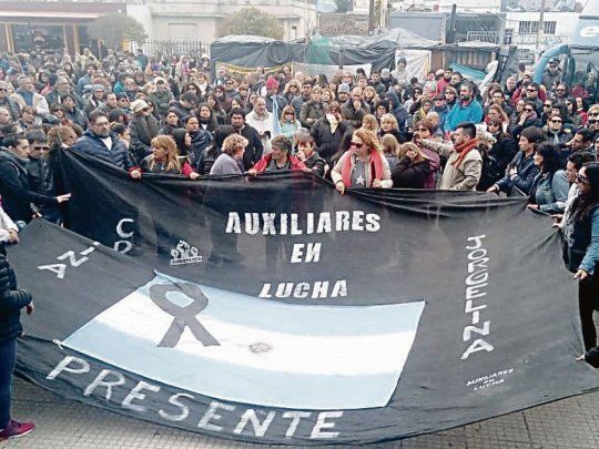 SIN CONTROL. Los gremios docentes coparon las calles de las principales ciudades de la provincia. En las rutas la tensión es máxima. Cruces con Nación por envío de auxilio financiero de casi $1.300 millones.