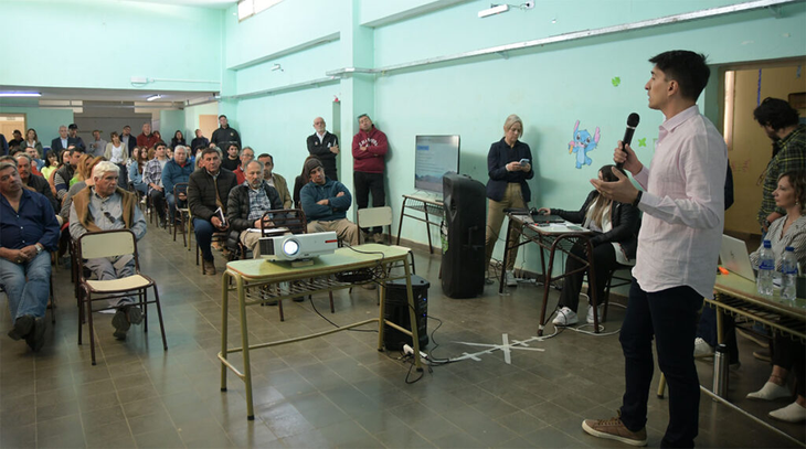 Josemaría's team of experts during the public hearing for the construction of the High Voltage line at the “Aconcagua” Job Training School, in the town of Angualasto. Together with the neighbors, they were able to explain the details of the project and answer questions. Josemaría's team of experts during the public hearing for the construction of the High Voltage line at the “Aconcagua” Job Training School, in the town of Angualasto. Together with the neighbors, they were able to explain the details of the project and answer questions.