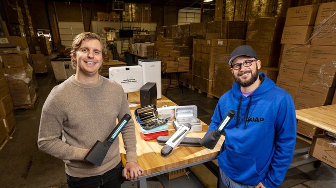 Dan Barnes y Wes LaPorte, los inventores del desinfectante de celulares y llaves que hoy ganan millones.
