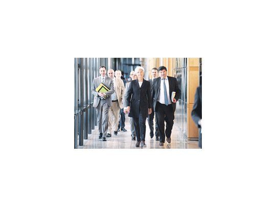 Como en la serie de TV «Los simuladores», la ministra francesa Christine Lagarde llegó ayer escoltada por su equipo a la conferencia en la que anunció su candidatura.