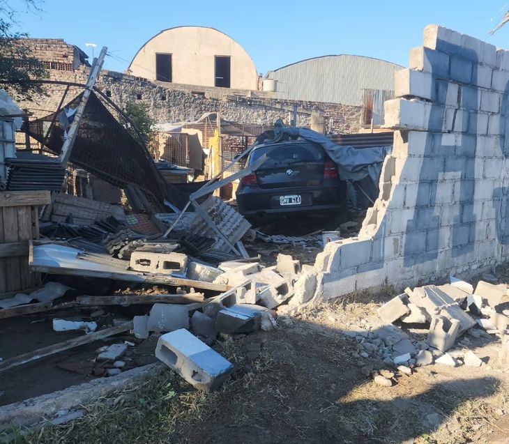 El hecho ocurrió en la mañana del domingo a la altura del barrio Müller y, tras el mismo, la pareja tuvo que recibir atención médica en el lugar, mientras que luego fue trasladada por la madre del conductor al Hospital de Urgencias. El hecho ocurrió en la mañana del domingo a la altura del barrio Müller y, tras el mismo, la pareja tuvo que recibir atención médica en el lugar, mientras que luego fue trasladada por la madre del conductor al Hospital de Urgencias.