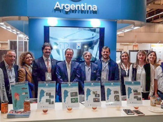 El gobernador enterriano Gustavo Bordet, en el stand del país en Apimondia, la mayor feria apícola del mundo que se desarrolla en tierra canadiense.