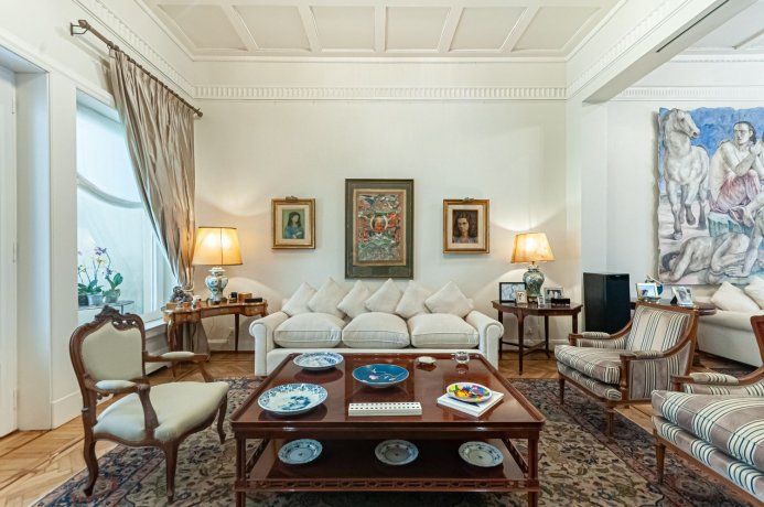 Parte del living imponente de esta mansión que está en una zona de embajadas Parte del living imponente de esta mansión que está en una zona de embajadas