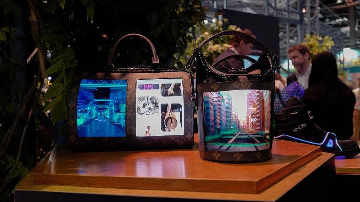 Este bolso de Louis Vuitton cuenta con dos pantallas AMOLED, Gadgets