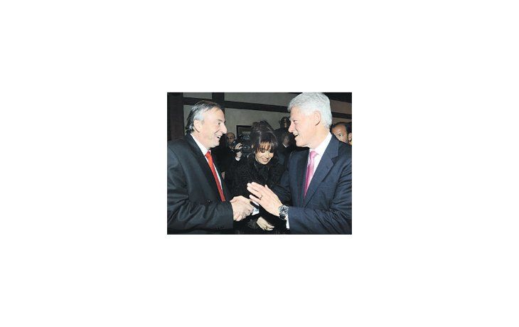 ámbito.com | Néstor y Cristina Kirchner, anoche con Bill Clinton en La Cabaña, parrilla de Recoleta en donde el emblema de los 90 fue agasajado sin menciones críticas al neoliberalismo.