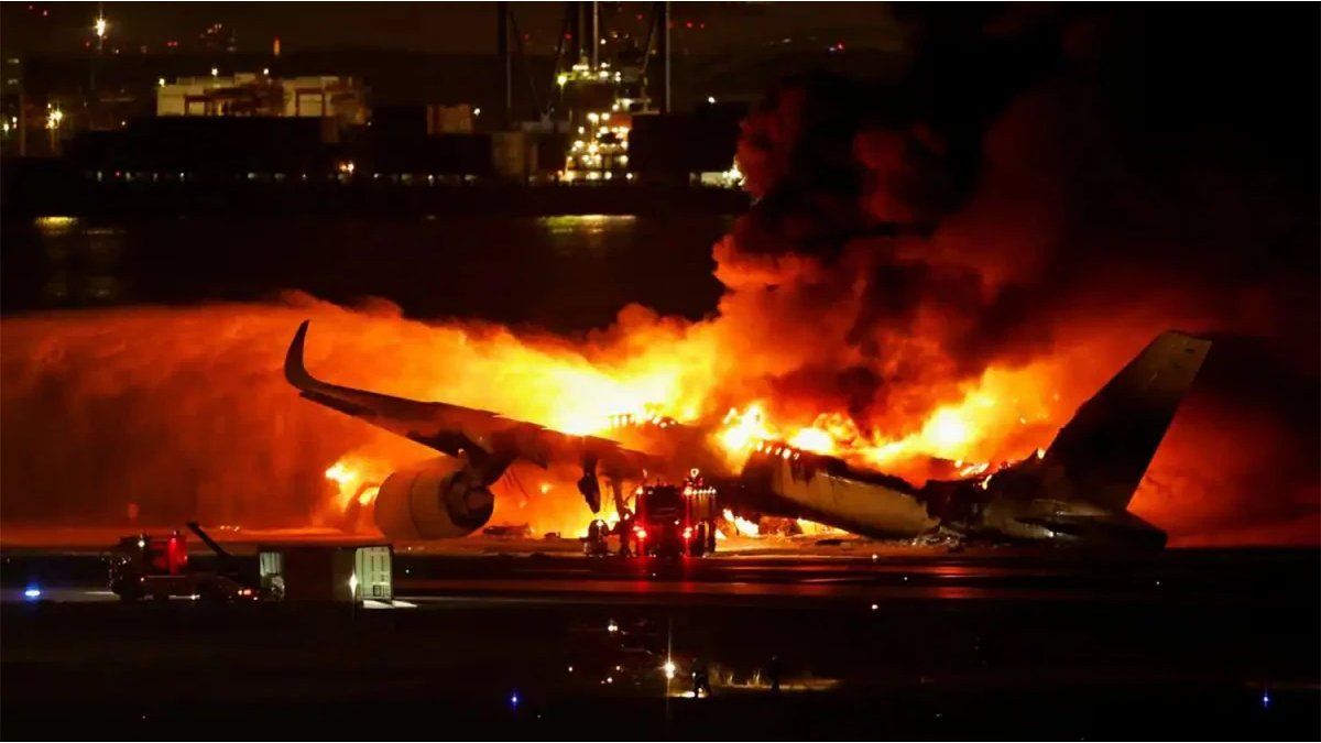 A plane caught fire while landing at Tokyo airport and 5 died A plane caught fire while landing at Tokyo airport and 5 died