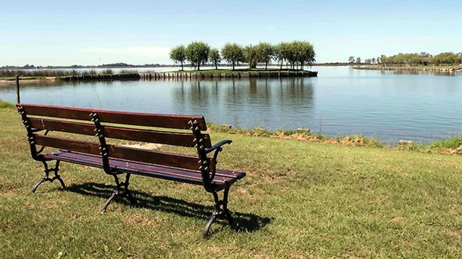 Vista panorámica de Manzanares, un rincón de Buenos Aires que combina turismo rural, historia y paisajes naturales únicos.