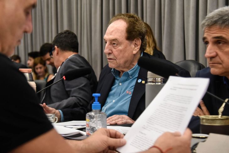 Con 85 años, Carlos Heller continúa como autoridad en la Comisión de Presupuesto y Hacienda. Con 85 años, Carlos Heller continúa como autoridad en la Comisión de Presupuesto y Hacienda.