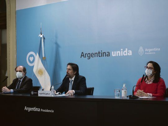 línea. El presidente del Banco Nación, Eduardo Hecker, y el ministro de Educación, Nicolás Trotta, durante el lanzamiento de la línea de créditos para docentes, en el marco del impacto de la pandemia en el dictado de clases.