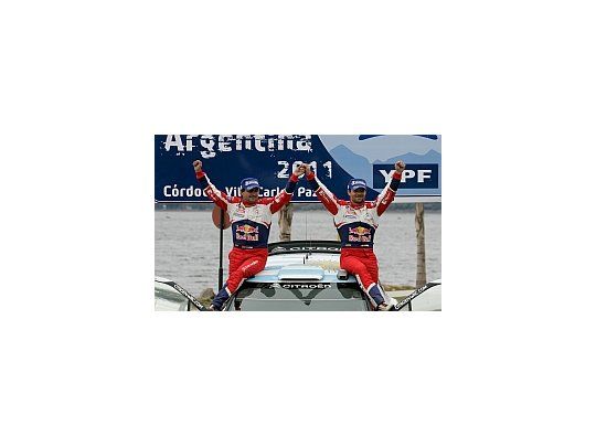 El francés Sebastian Loeb festeja el triunfo conseguido en el Rally de la Argentina.