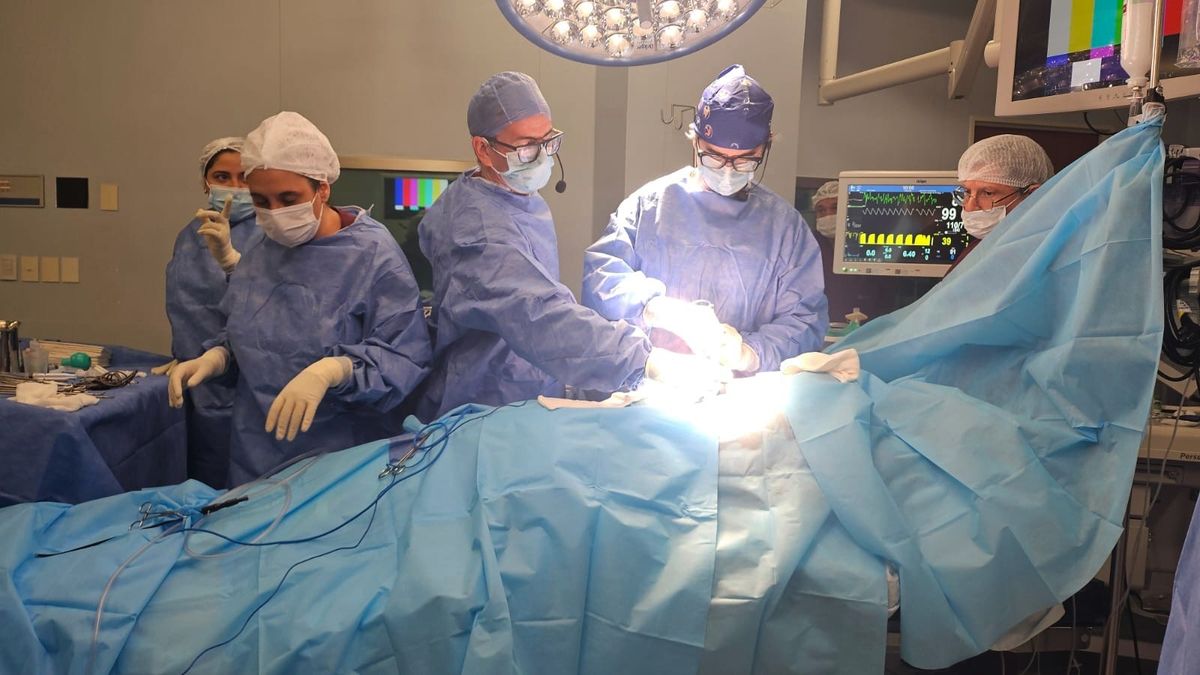 The prestigious surgeon Diego González Rivas operated with the robotic system da Vinci XI in the Sanatorio Finochietto