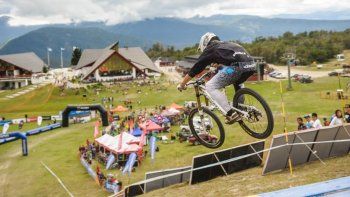 Mountain bike, tirolesa, mini golf y parapente: el centro de esquí Chapelco abrió sus puertas