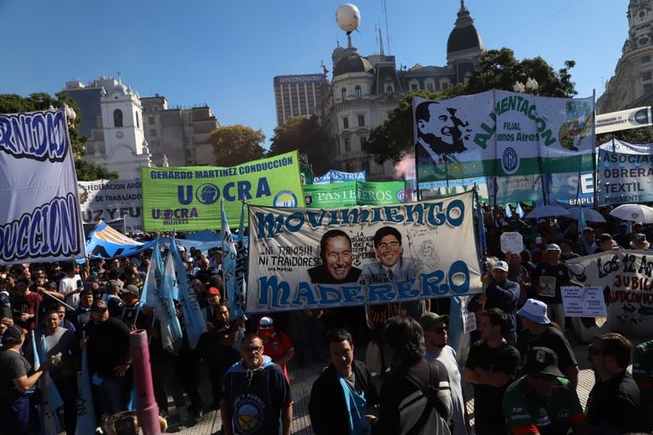 La CGT, las dos CTA y la UTEP se movilizarán al Congreso mañana al mediodía. La CGT, las dos CTA y la UTEP se movilizarán al Congreso mañana al mediodía.