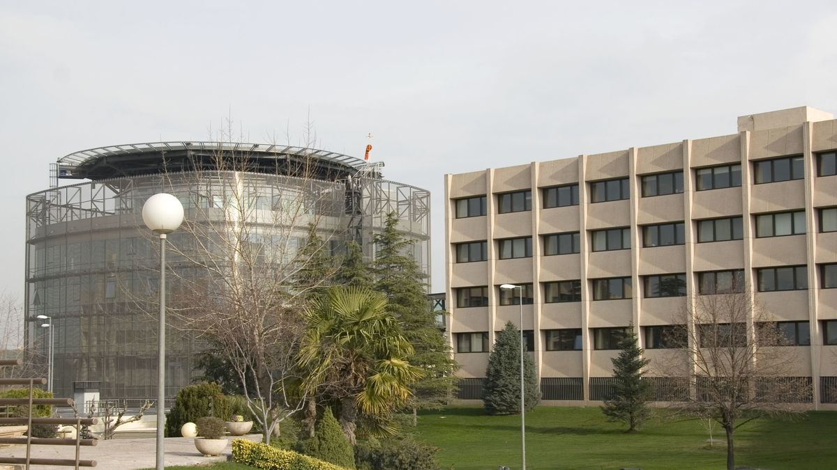 two Intelligence detainees for leaking secret information to the US