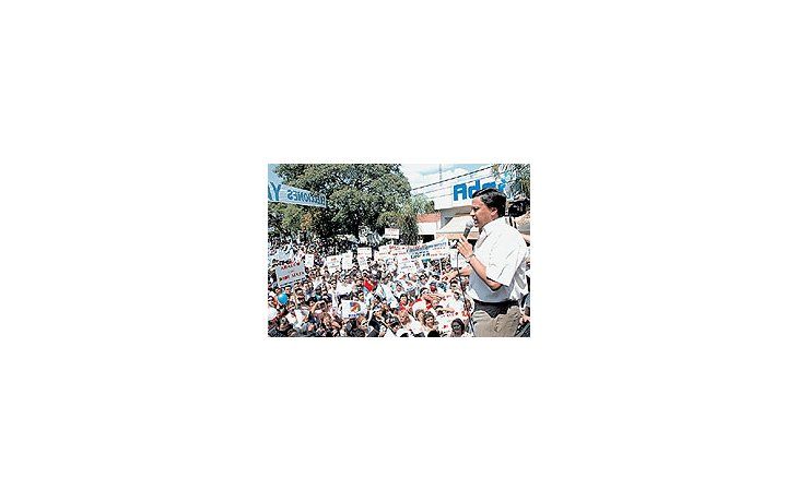 ámbito.com | «La reformaestá orientadacontra mifigura», evaluóel gobernadorante cientosde militantesque seconcentraronen la sede delPJ riojano.