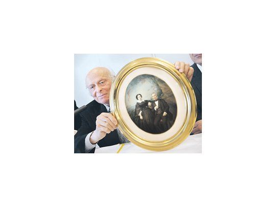 Buddy Elias, primo de Anna Frank y presidente de la fundación que lleva su nombre, con la foto de los padres de los tatarabuelos de ambos, primer objeto del legado de la joven donado al Museo Judío de Frankfurt.