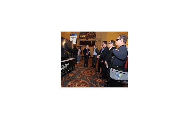 Visitantes utilizan anteojos especiales para ver la tecnología 3D del home-theater de Mitsubishi.