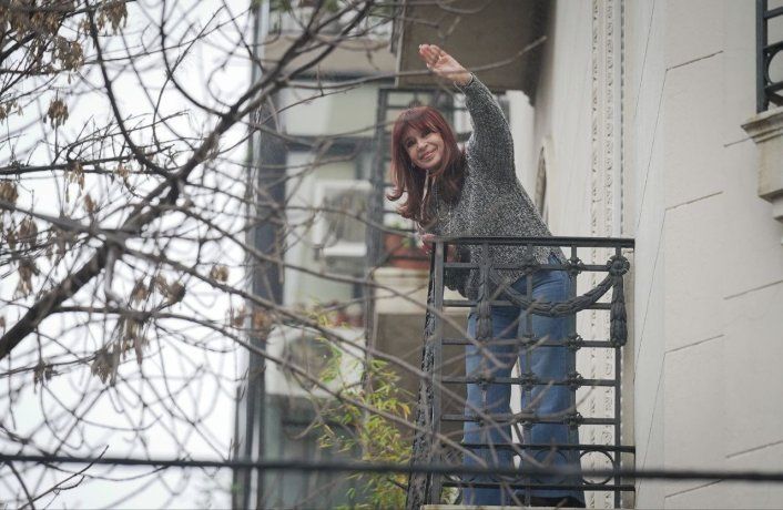 Cristina Kirchner fue condenada a 6 años de prisión e inhabilitación de por vida para ejercer cargos públicos.