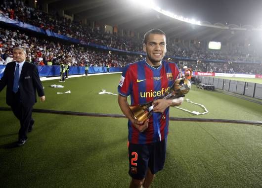 Dani Alves vuelve de compartir la copa con su hinchada.