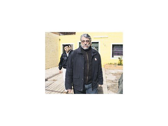 Fernando Lugo deja ayer la sede del partido País Solidario. Su posición sufrió un traspié por la decisión de la OEA de diluir la sanción al Gobierno de su exvicepresidente, Federico Franco.