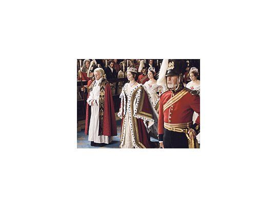 Emily Blunt ha hecho cosas mejores que representar a «La joven Victoria» en un film anodino, superficial y lleno de anacronismos, que sólo salvan direccción de arte, escenografía y vestuario.