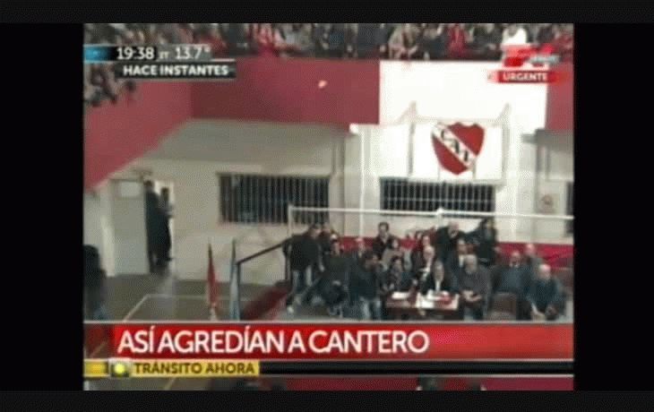 Cristina camina en la habitación y ve películas con su hermana
